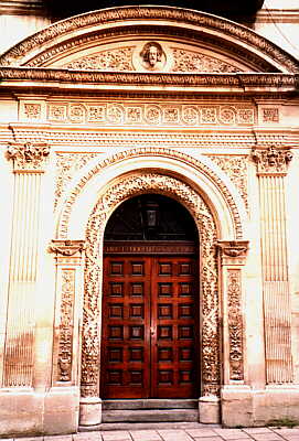 Entrance to Christchurch in Broad Street