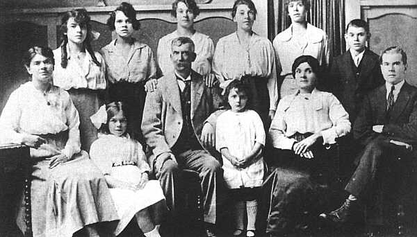 Charlie Stephens and his family - 1920