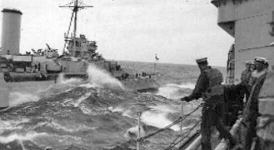 Jackstay between HMS Kenya and HMS Sheffield